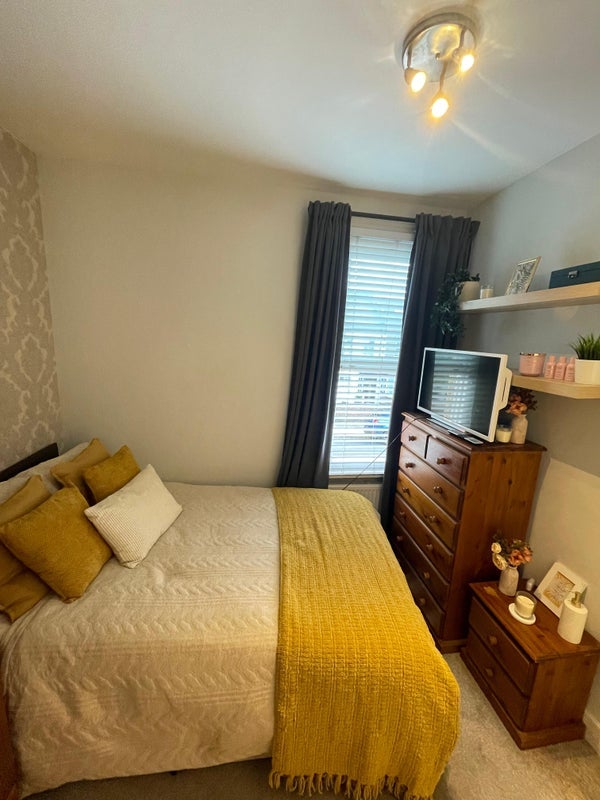 Room Darwin Road in Greater London