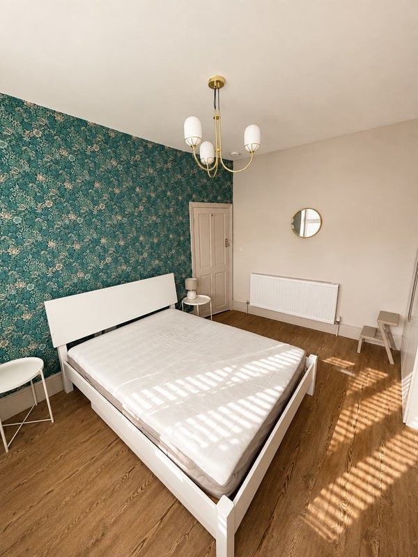 Room Links Road in Greater London