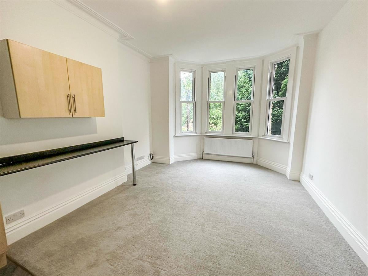 Flat Clapham Road in Bedford