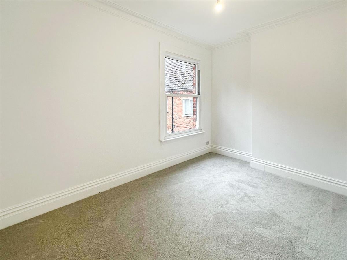 Flat Clapham Road in Bedford