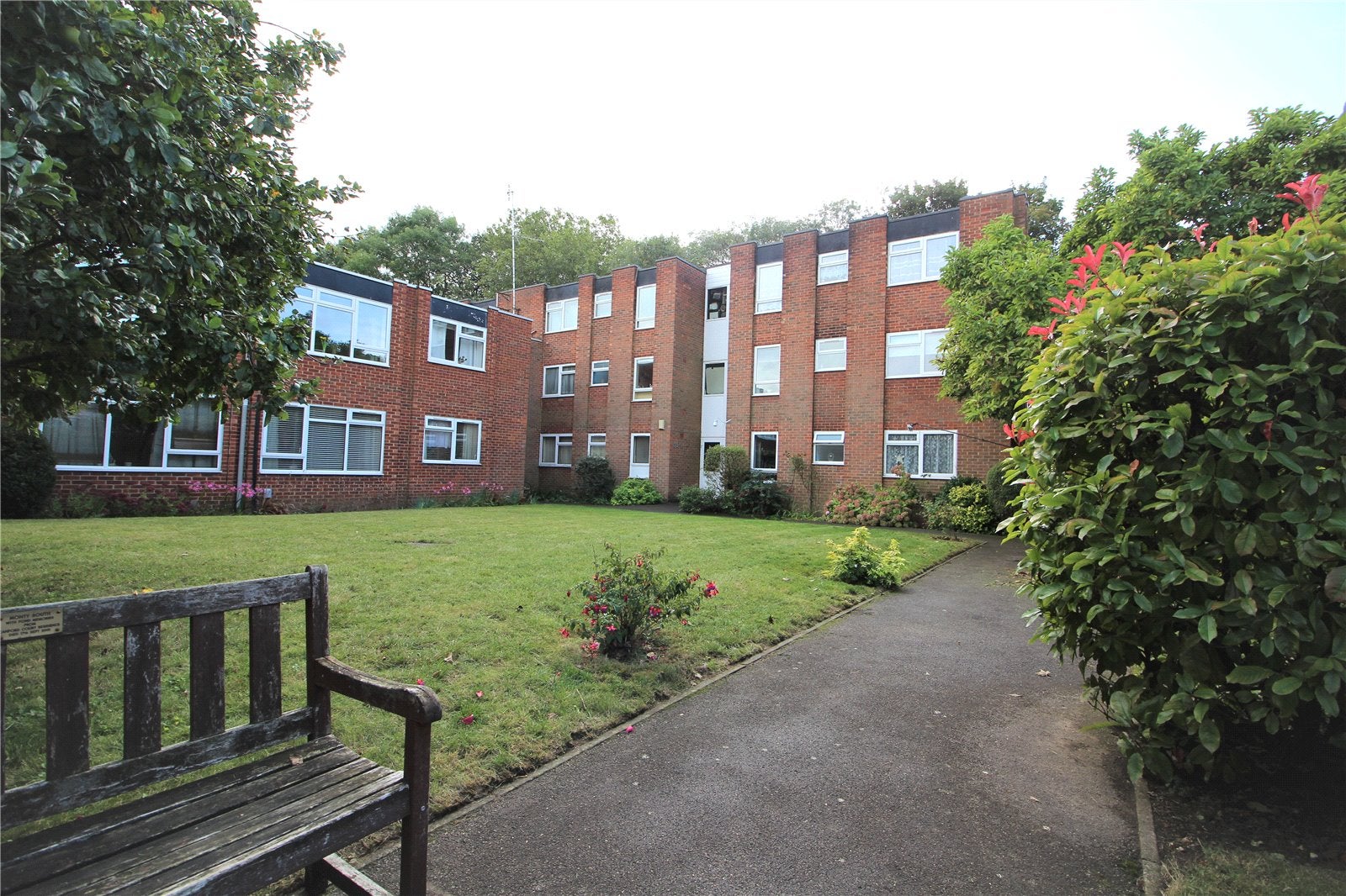 Flat Canford Court in Reading