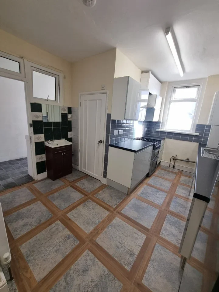 Flat Ilford Lane in Greater London