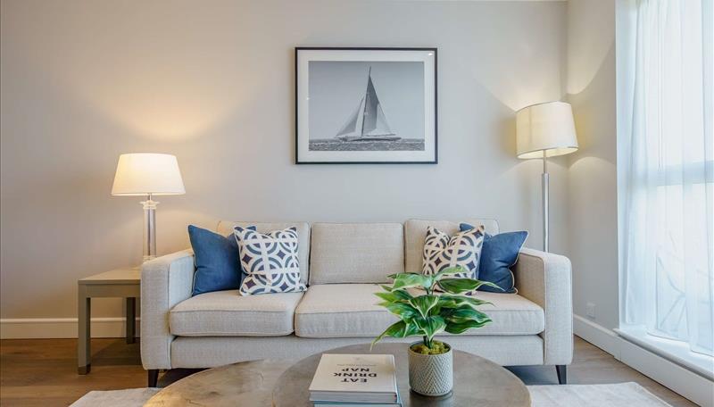 Flat Westferry Circus in Greater London