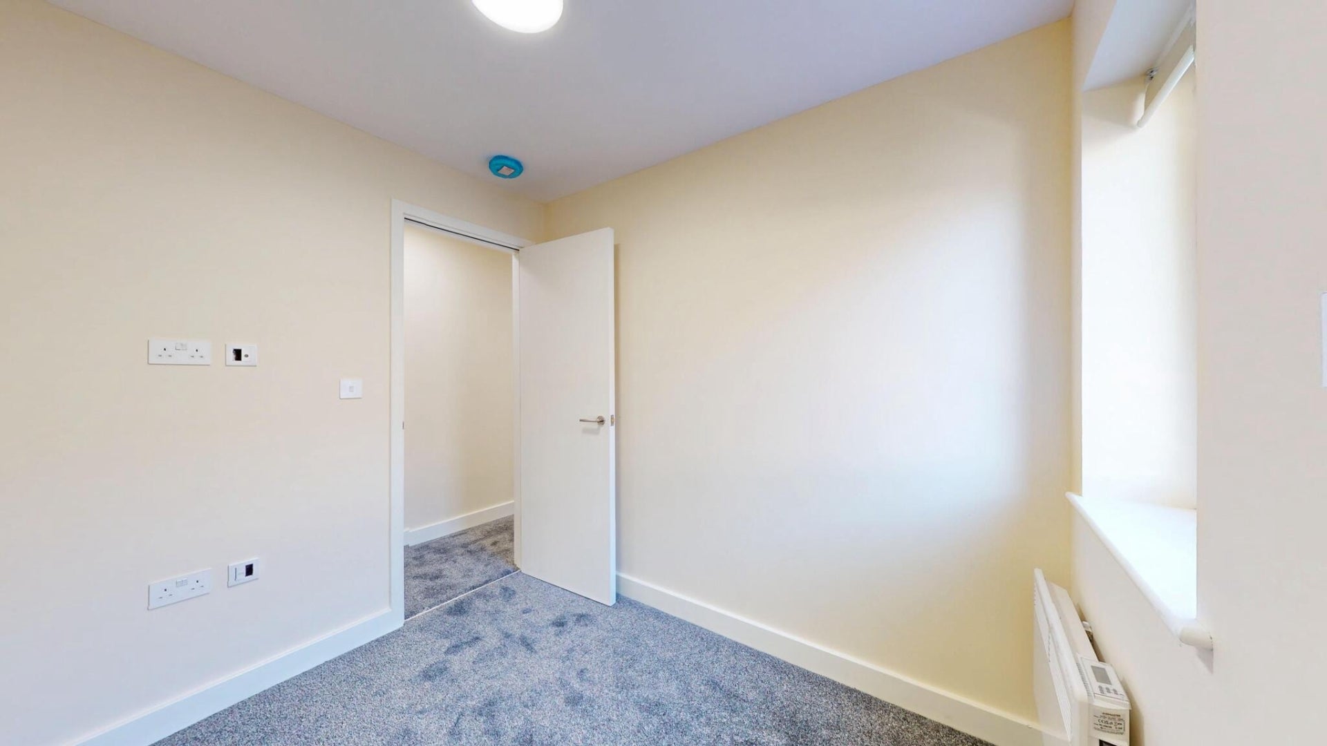 Flat Coronation Road in Greater London