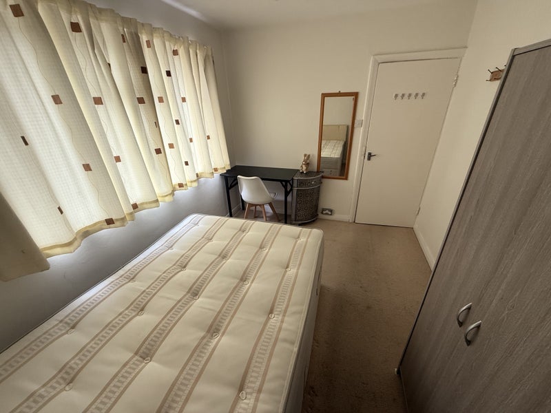 Flat Oakdene Parade in Elmbridge