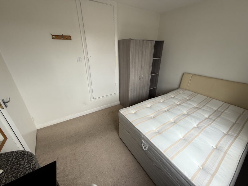 Flat Oakdene Parade in Elmbridge