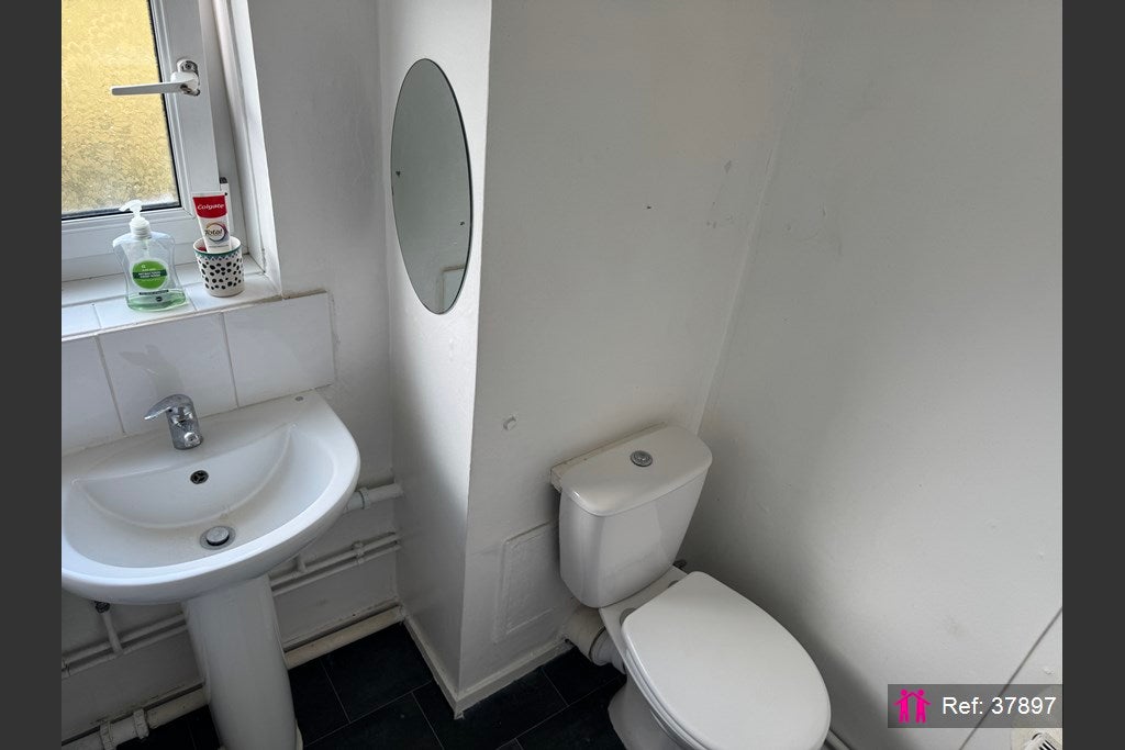 Flat Patrick Connolly Gardens in Greater London