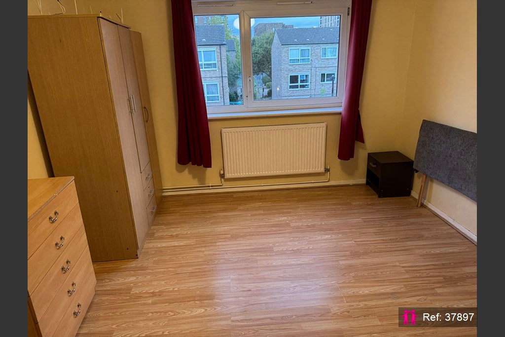 Flat Patrick Connolly Gardens in Greater London
