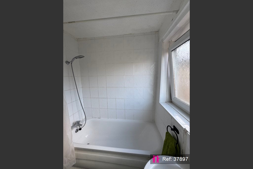 Flat Patrick Connolly Gardens in Greater London