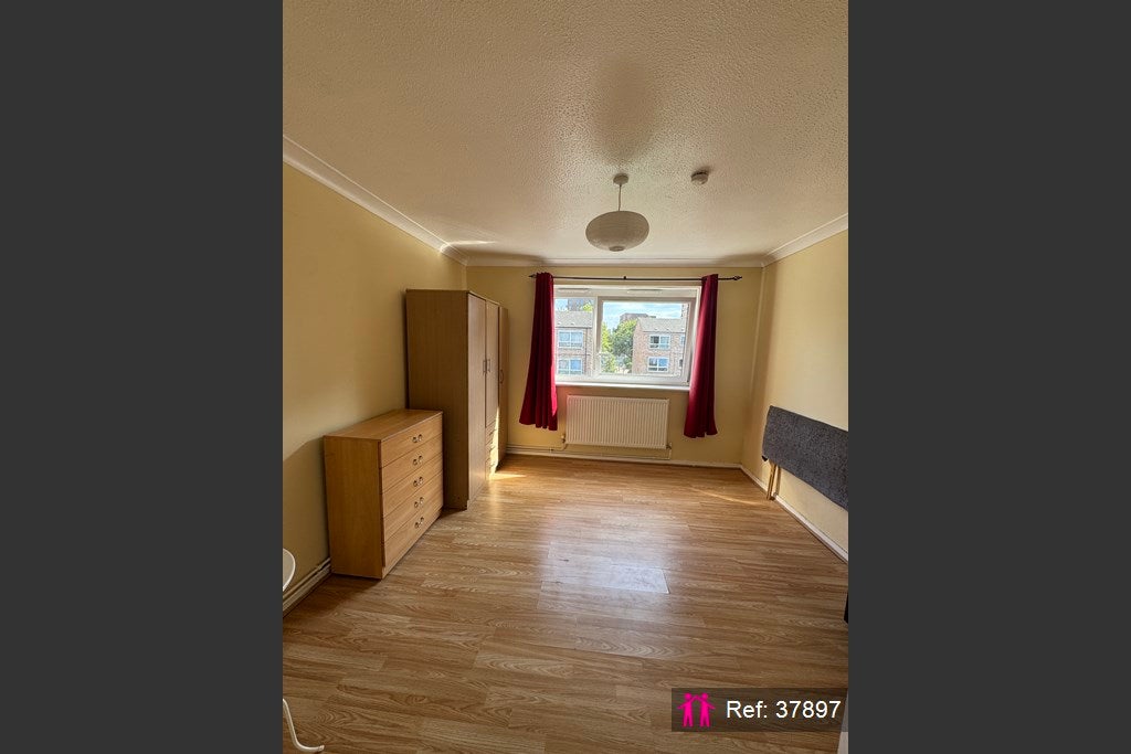 Flat Patrick Connolly Gardens in Greater London
