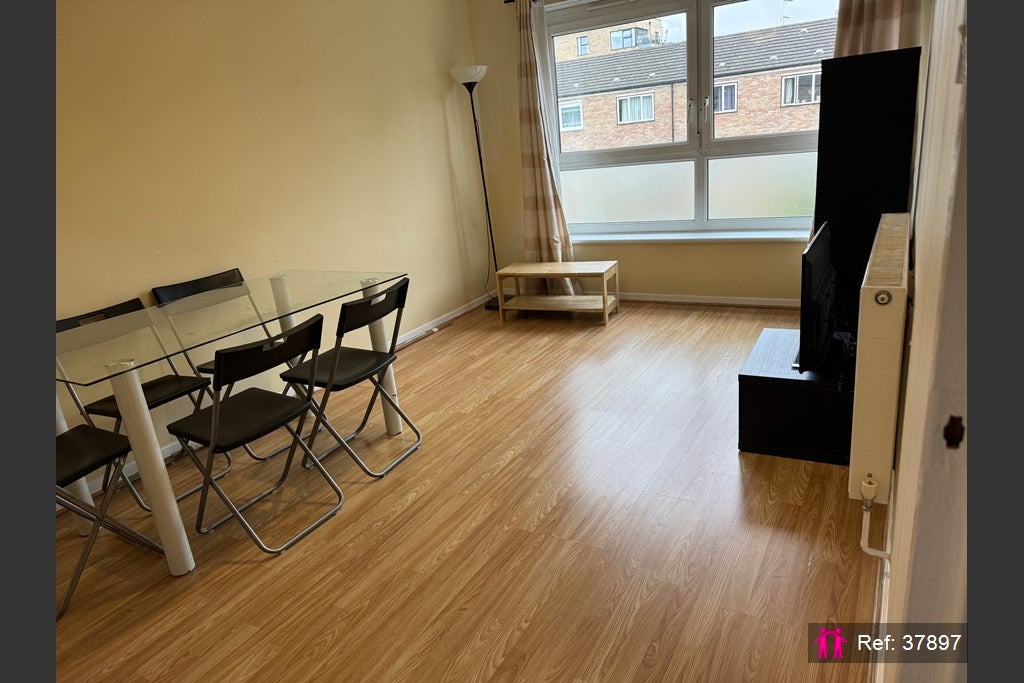 Flat Patrick Connolly Gardens in Greater London