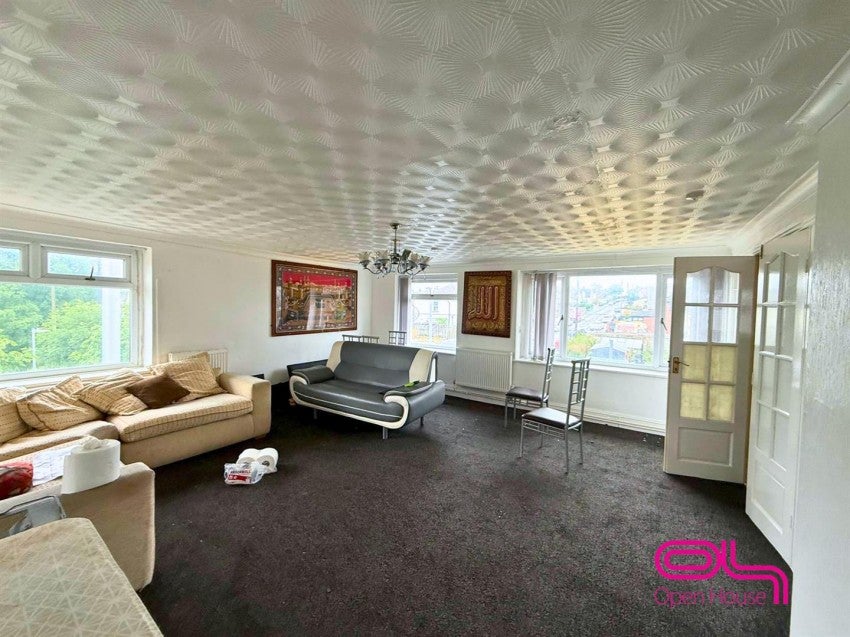 Flat Paulhan Street in Farnworth