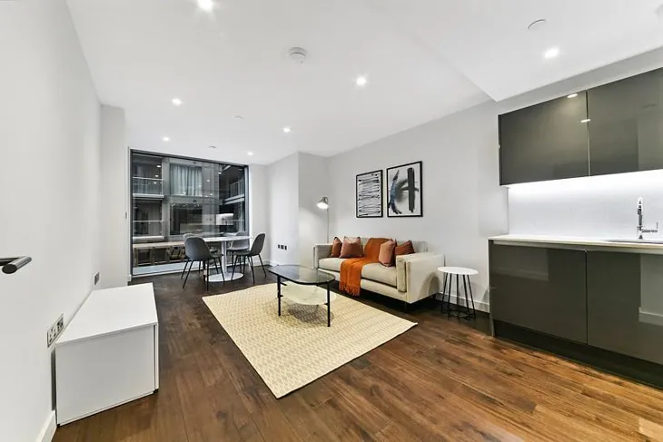 Flat Bridle Mews in Greater London