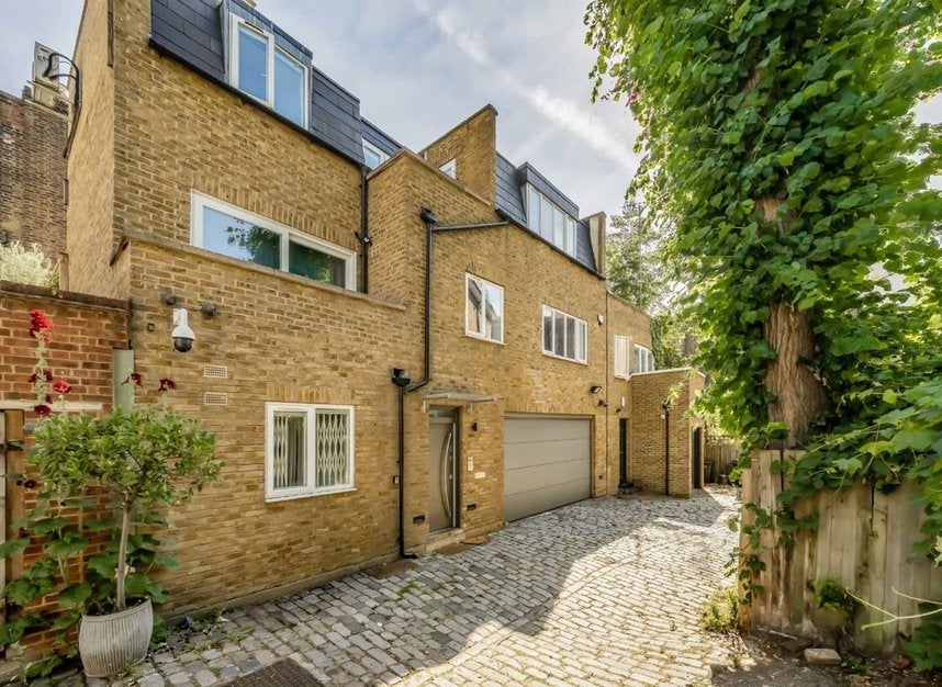 House Cobham Mews in Greater London