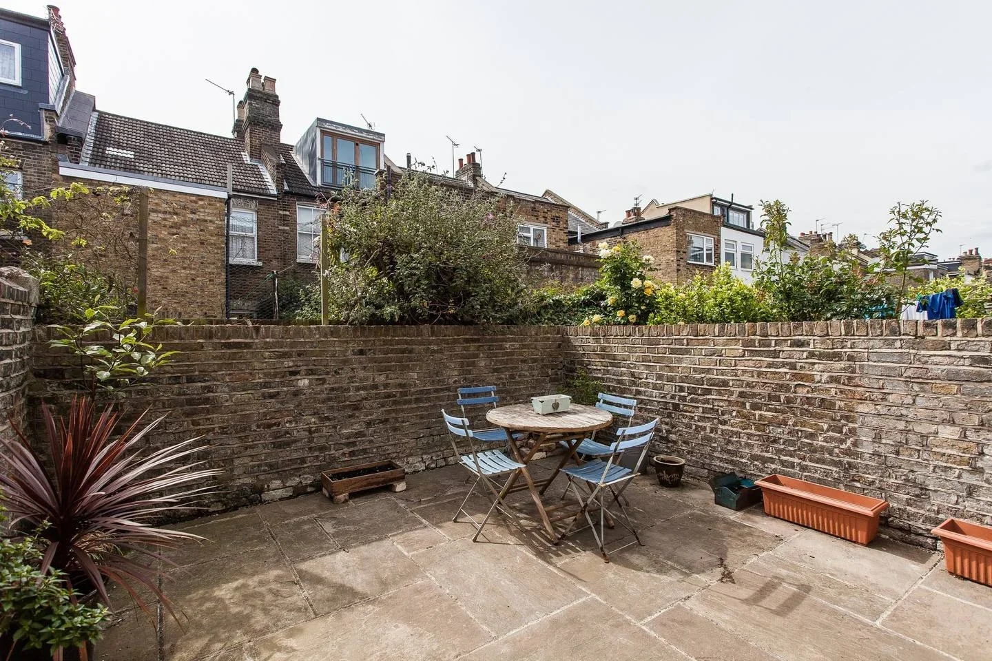 Flat Ravensworth Road in Greater London