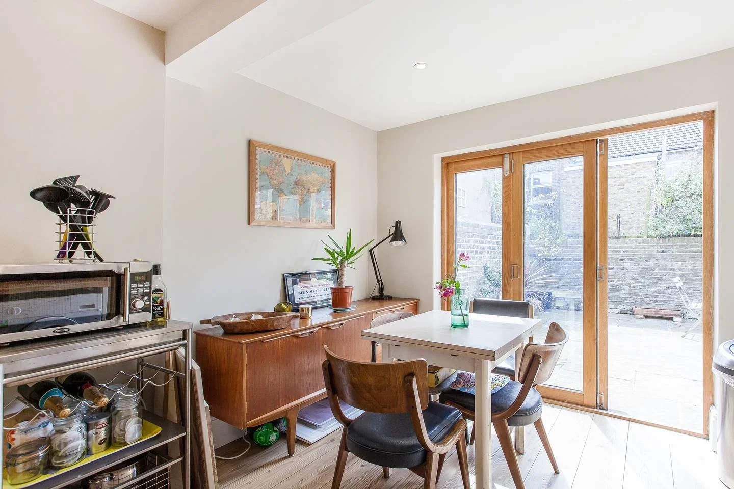 Flat Ravensworth Road in Greater London