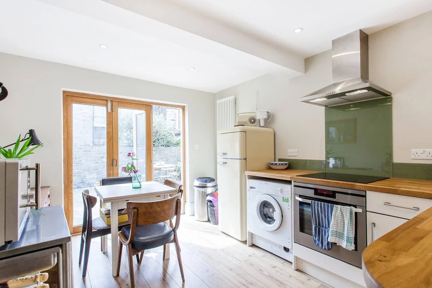 Flat Ravensworth Road in Greater London