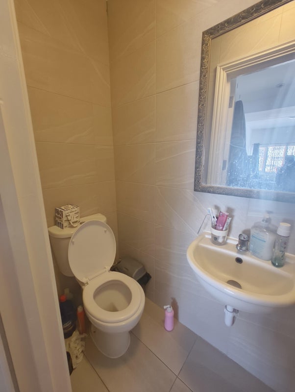 Room Clarendon Gardens in Greater London