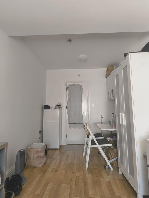 Room Clarendon Gardens in Greater London
