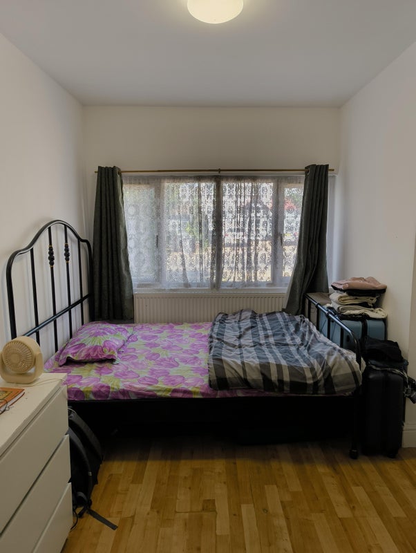 Room Clarendon Gardens in Greater London