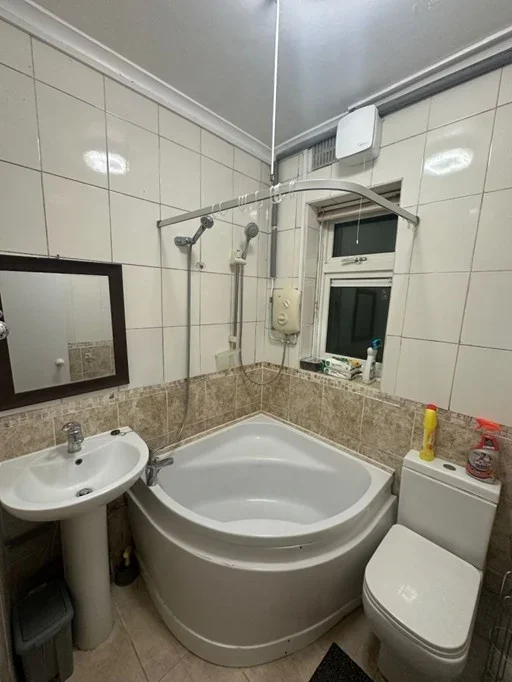 Room Rowdowns Road in Greater London