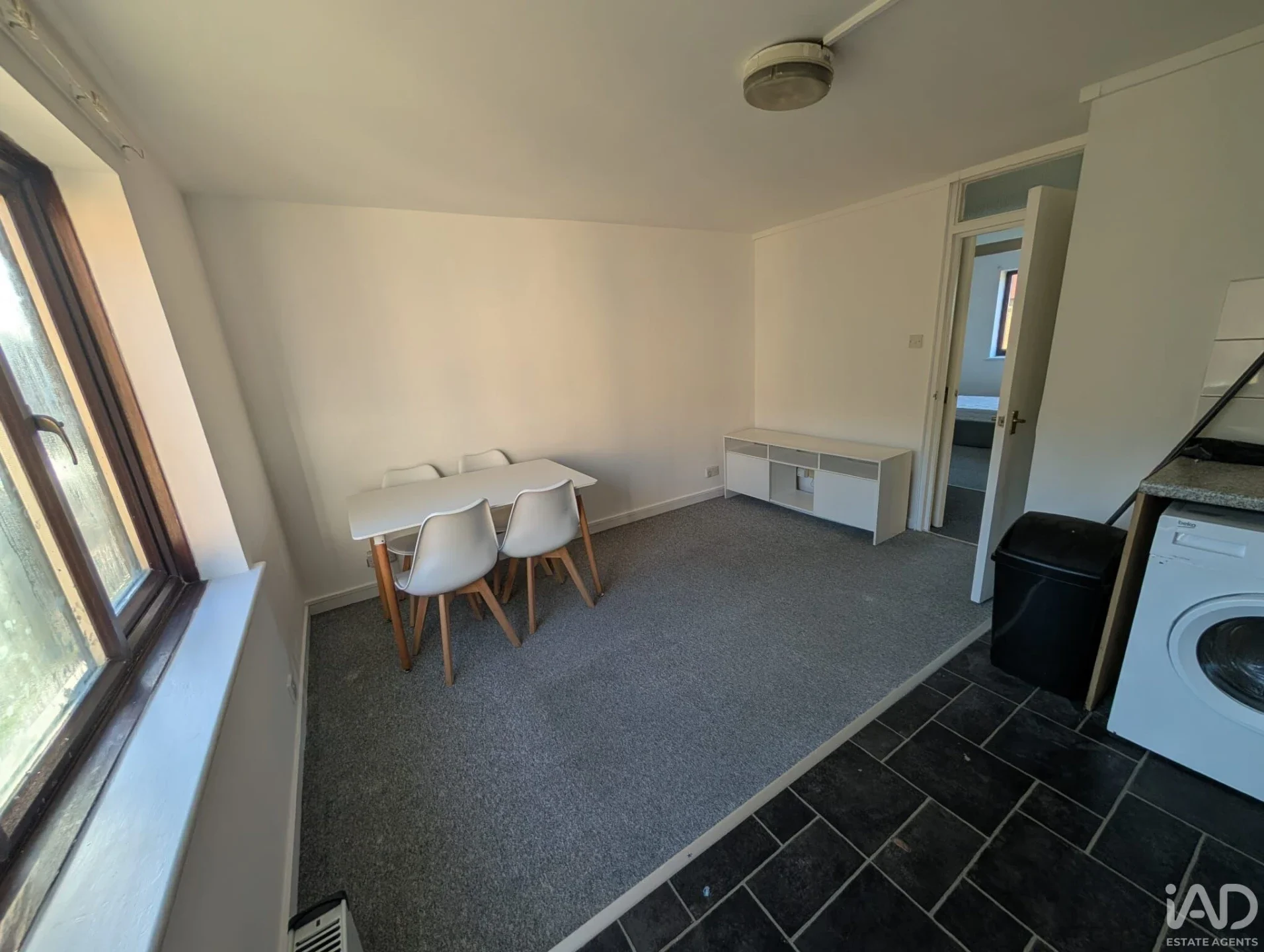 Flat Spring Close in Greater London