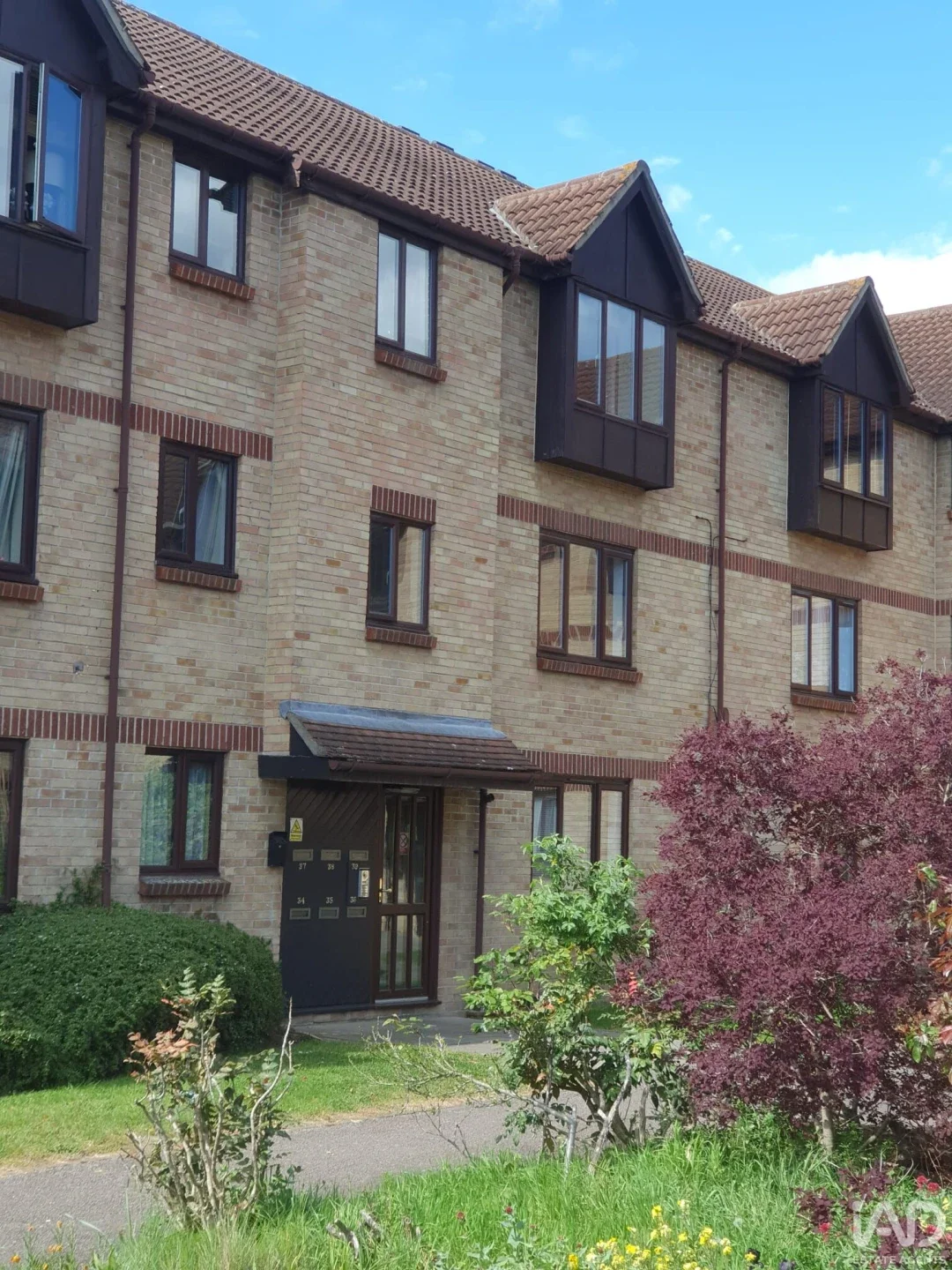 Flat Spring Close in Greater London