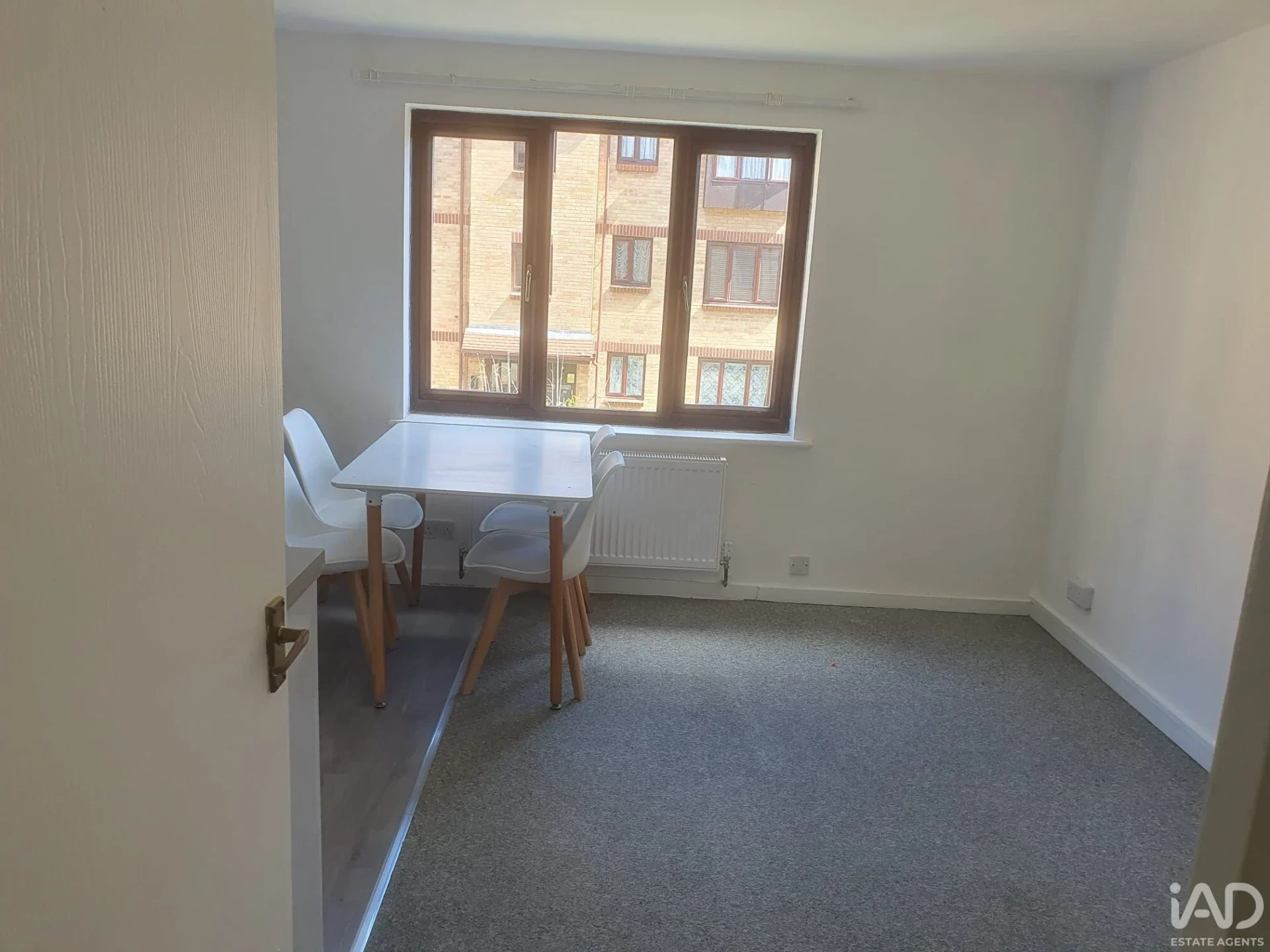 Flat Spring Close in Greater London