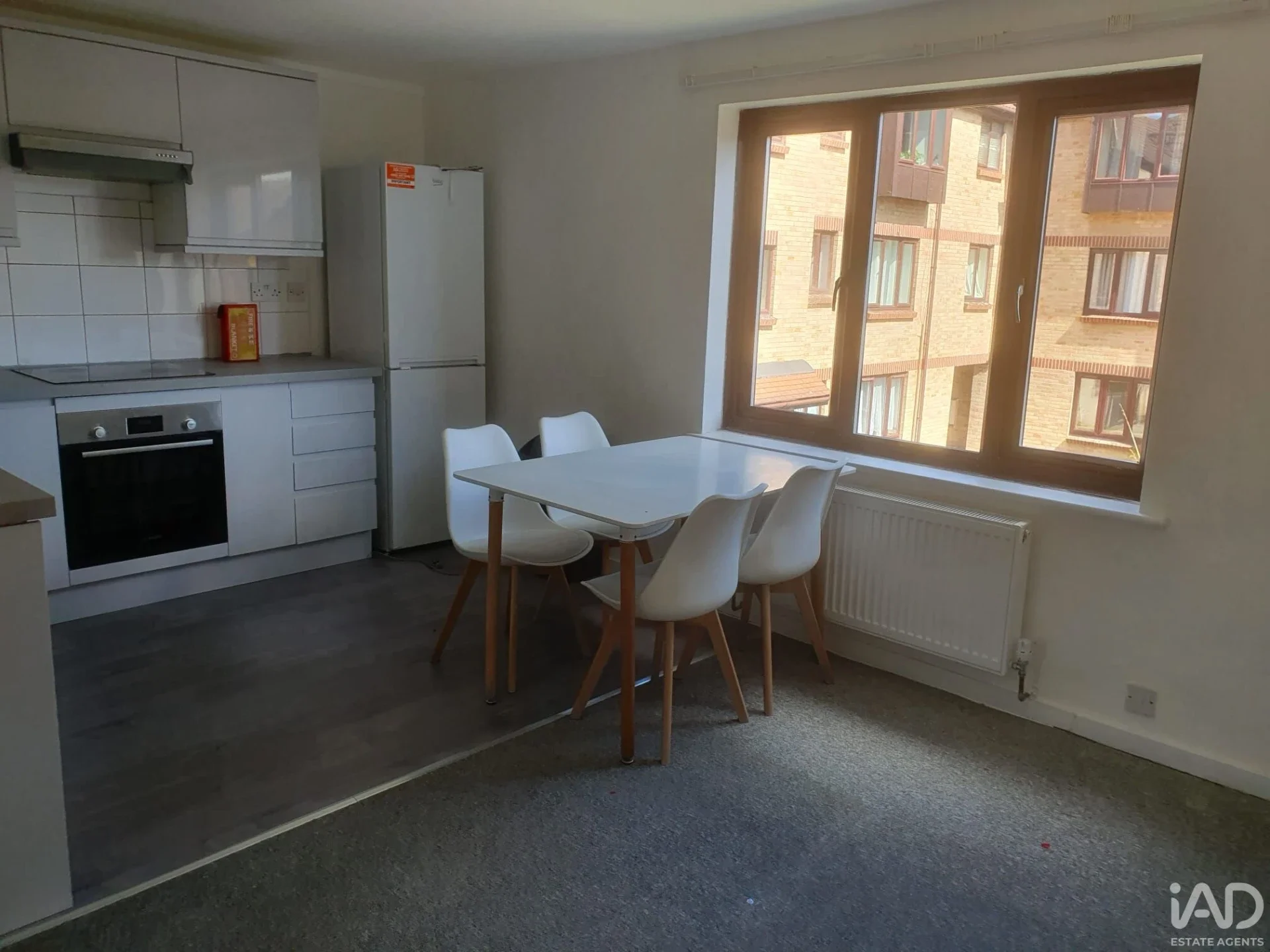 Flat Spring Close in Greater London