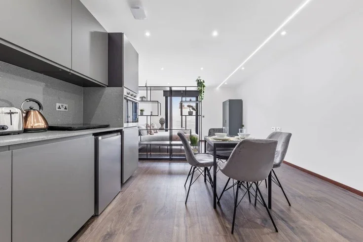 Room Woodstock Road in Greater London