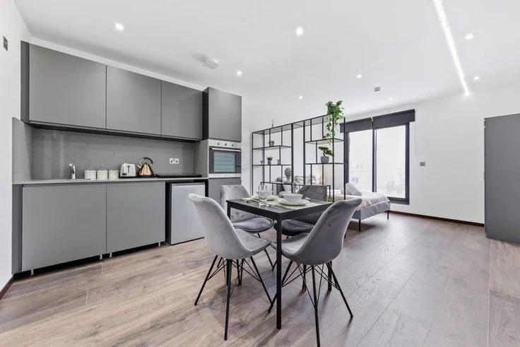 Room Woodstock Road in Greater London
