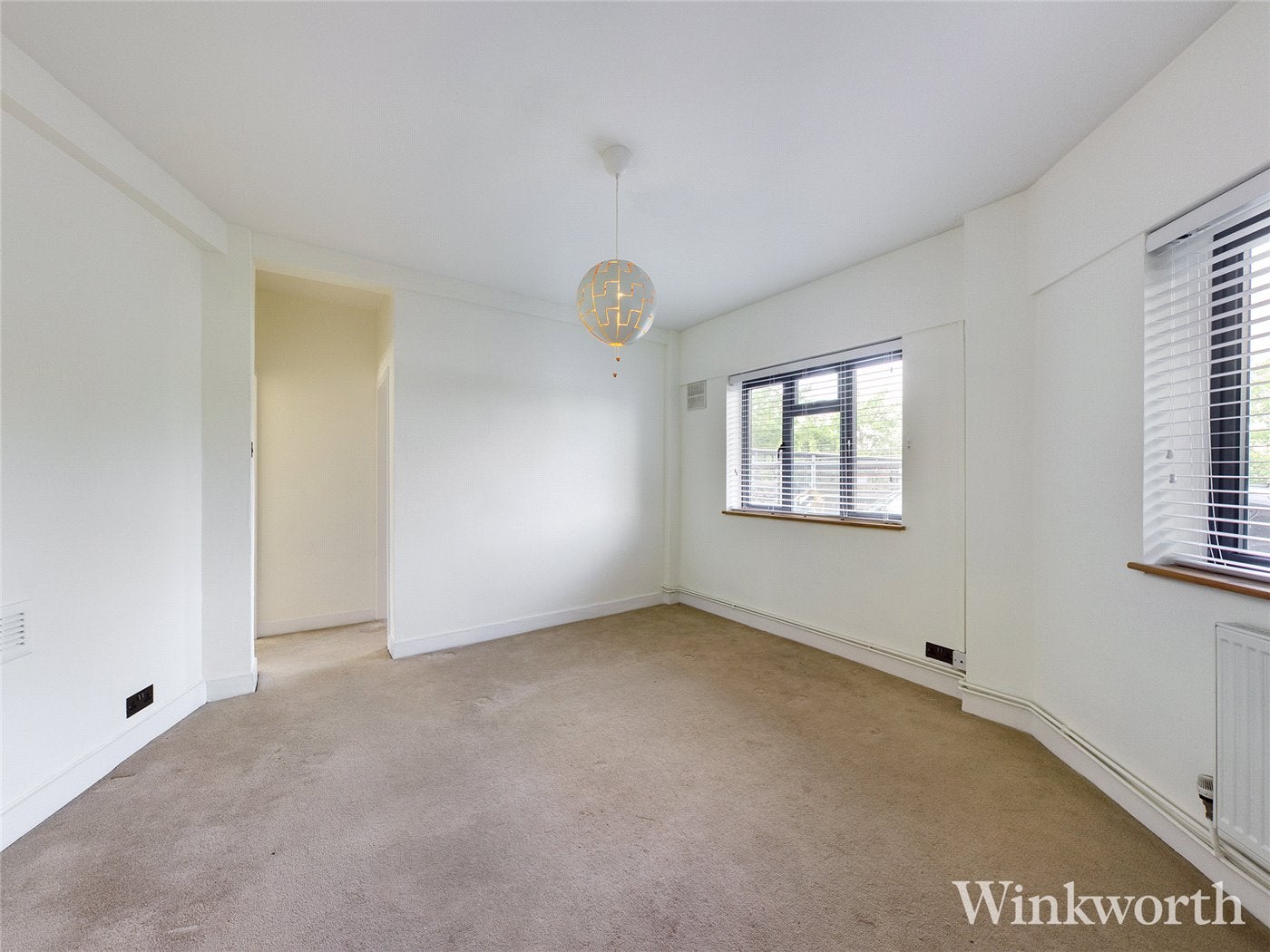 Flat Carbery Avenue in Greater London