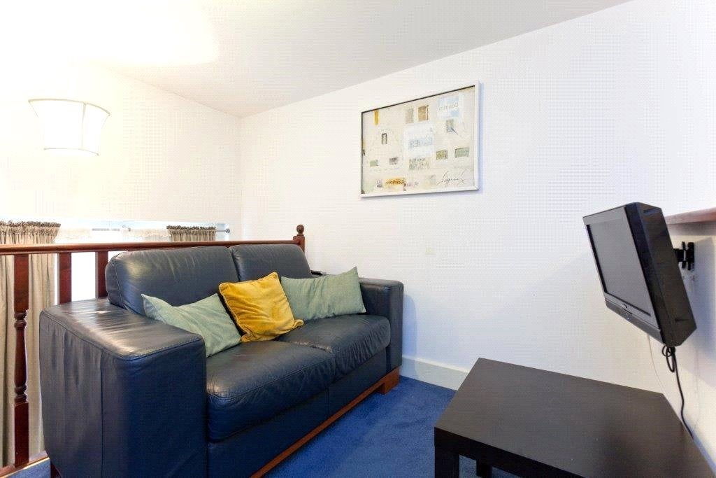 Flat Eton Avenue in Greater London