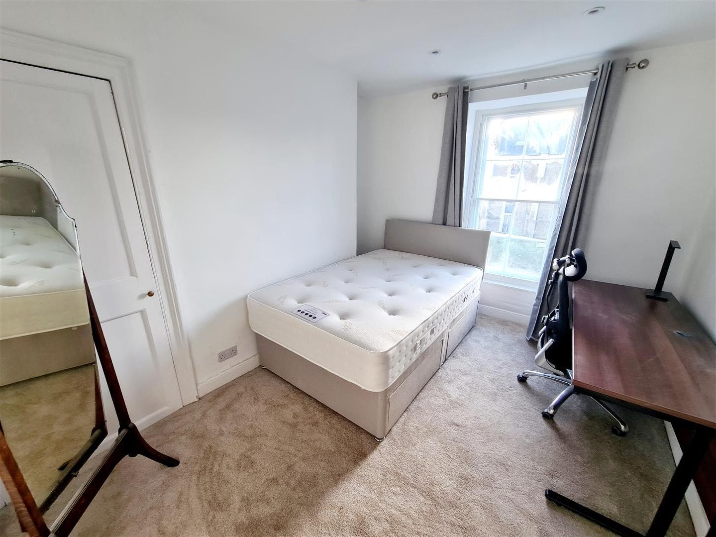 Room Hotwell Road in Bristol