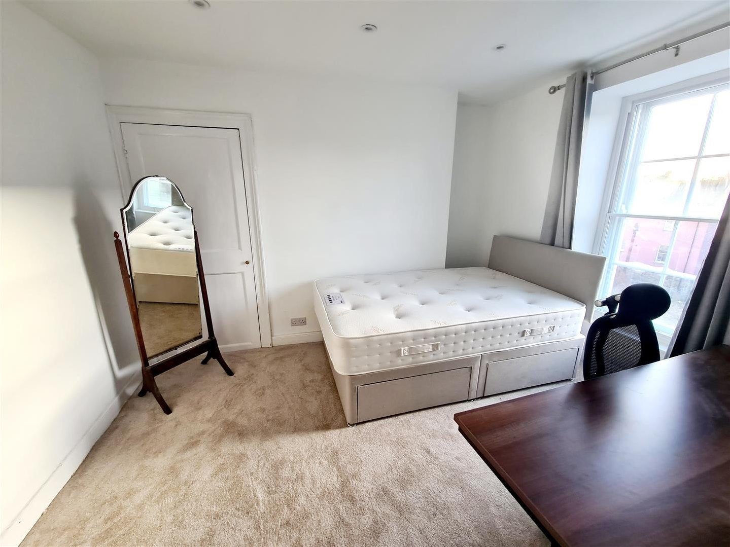 Room Hotwell Road in Bristol