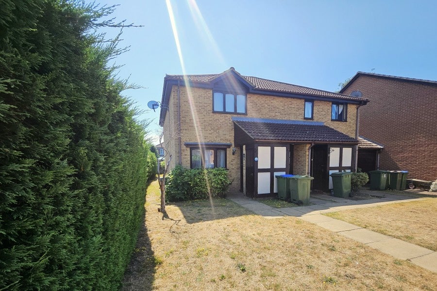 House Carlcott Close in Elmbridge