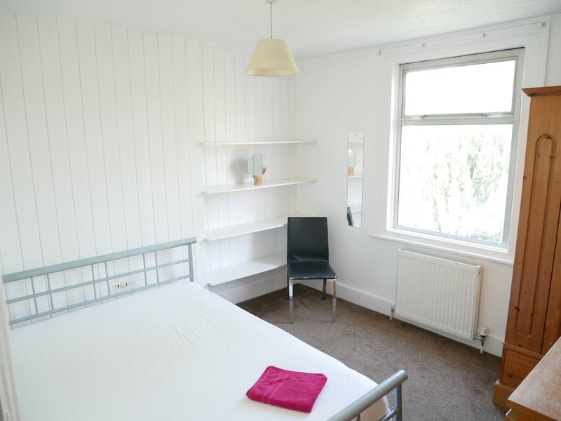 Room Ivy Road in Greater London