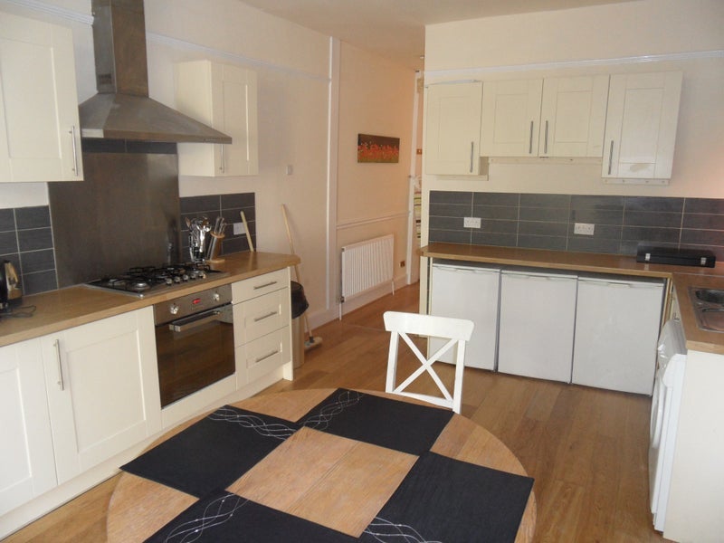 Room Ivy Road in Greater London