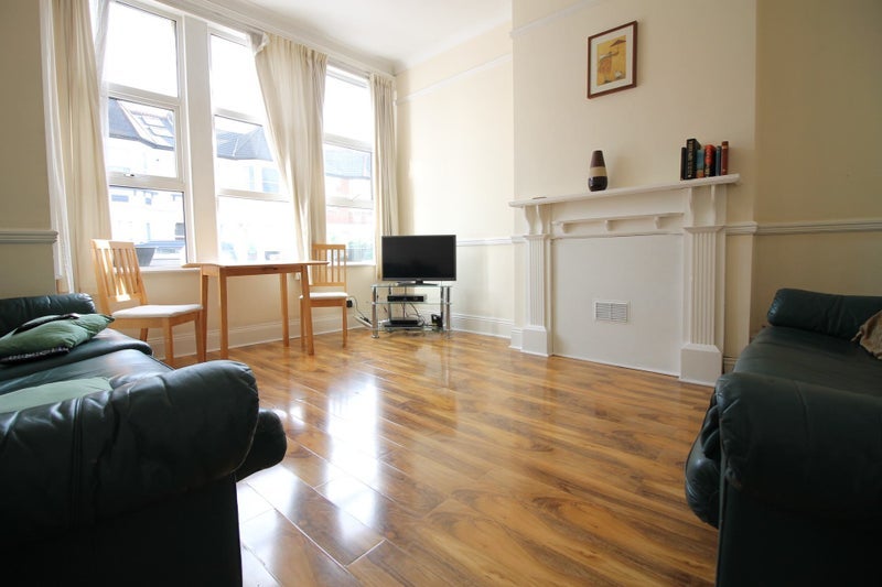Room Ivy Road in Greater London