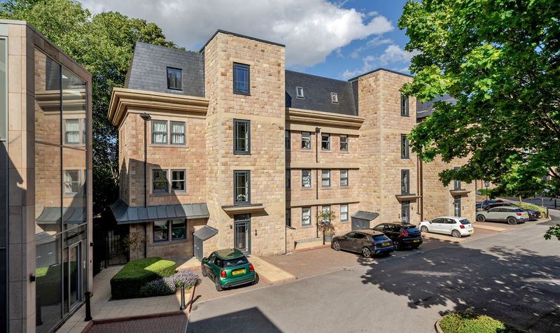 Flat Clarence Drive in Harrogate