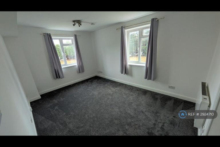Flat Benhill Wood Road in Greater London