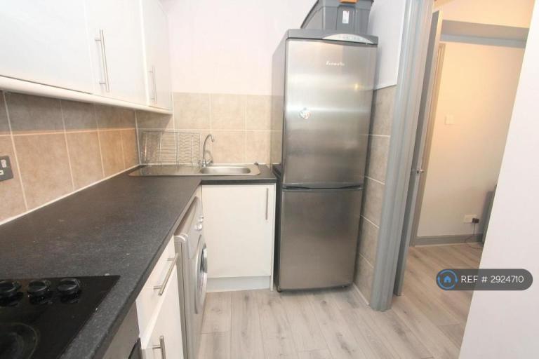 Flat Benhill Wood Road in Greater London