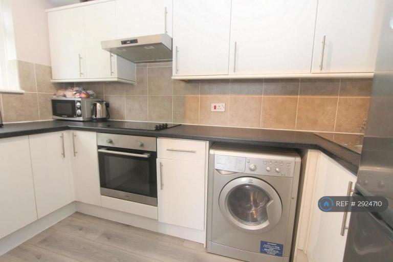 Flat Benhill Wood Road in Greater London