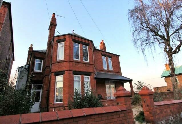 Flat Warwick Drive in Wallasey