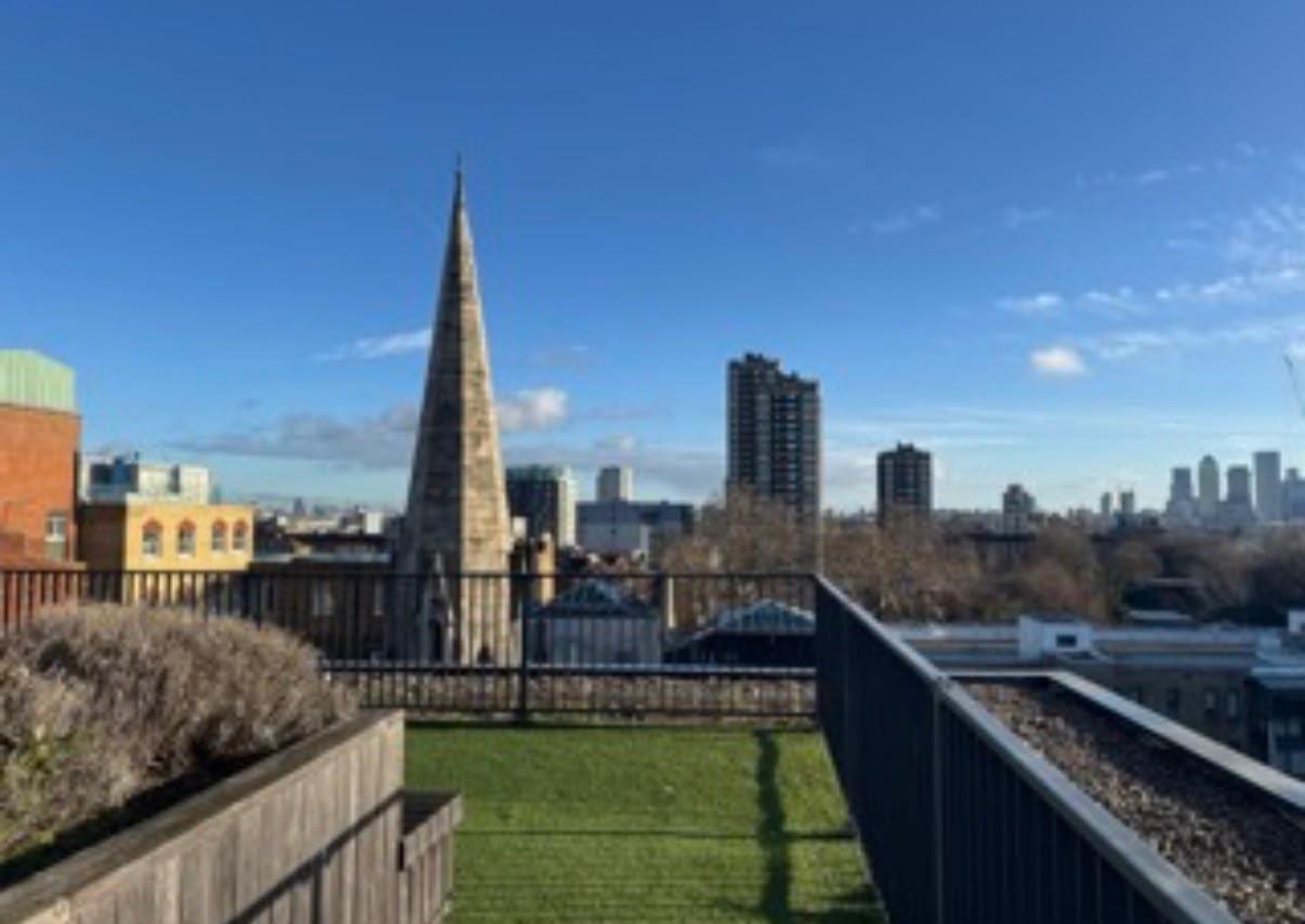 Flat Dock Street in Greater London