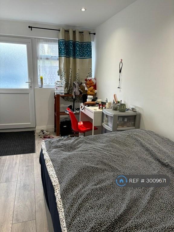 Room Sunrise Avenue in Chelmsford