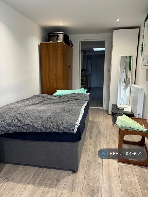 Room Sunrise Avenue in Chelmsford