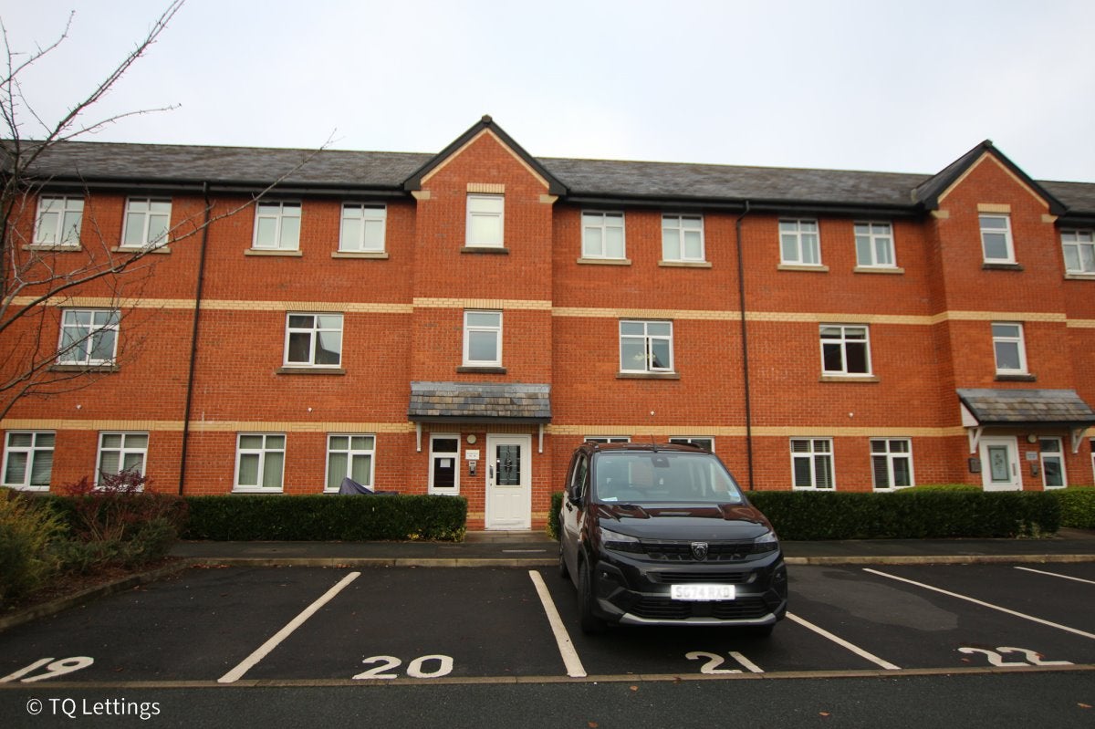 Flat Pendle Court in Leigh