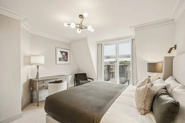 Flat Iverna Court in Greater London
