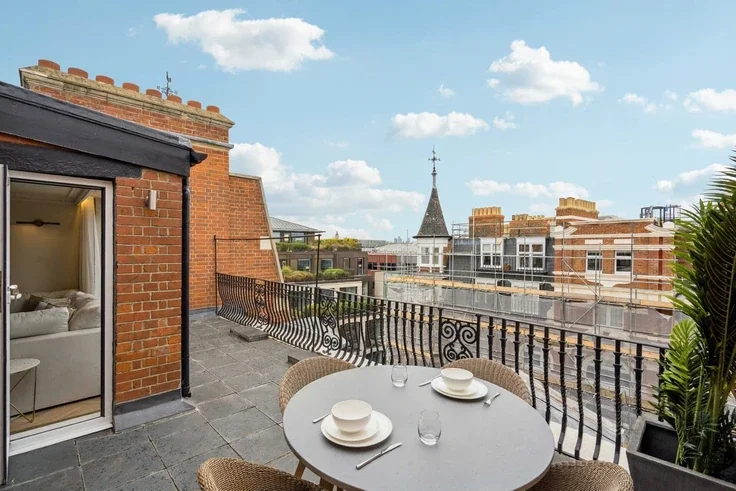 Flat Iverna Court in Greater London